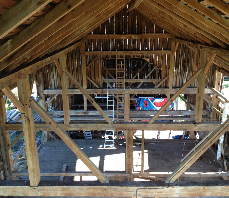 A wooden structure with many beams and some wood.